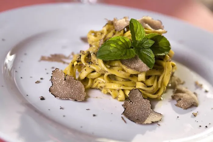 Tagliolini all'uovo con lamelle di tartufo nero e foglie di menta